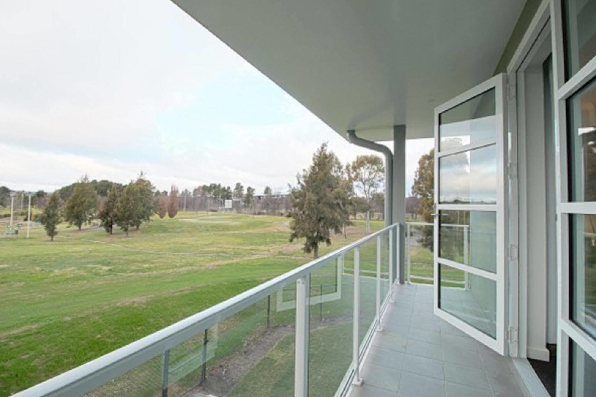 Hotel Abode Narrabundah Canberra Exteriér fotografie